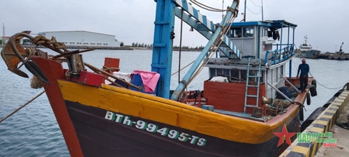 Hải đoàn 129 hỗ trợ sửa chữa hai tàu cá bị hỏng máy tại Trường Sa
